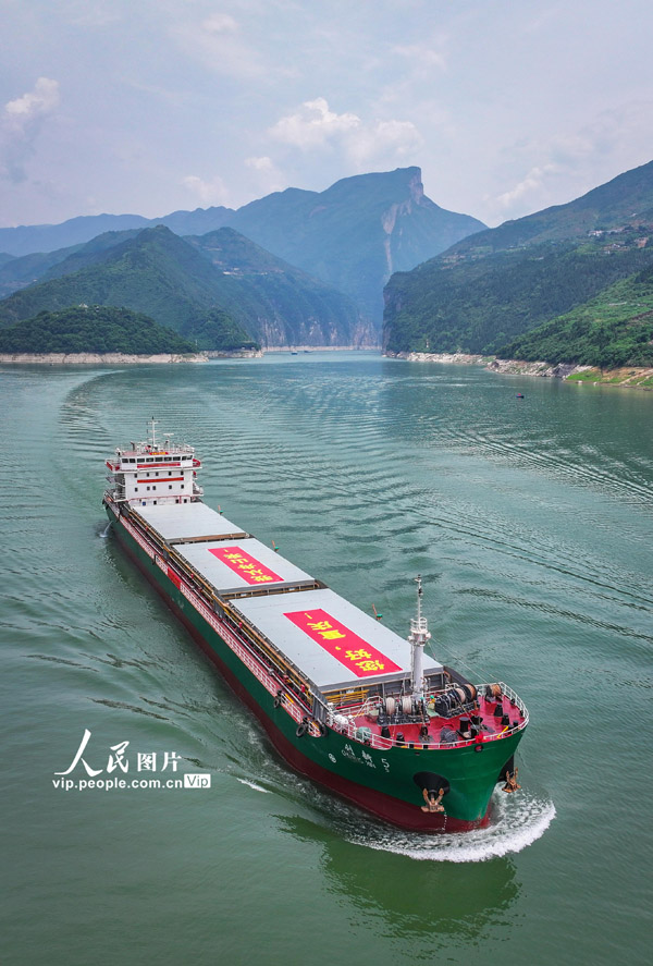 1萬(wàn)トン級(jí)の河川?海上直行輸送船が初めて夔門(mén)を通過(guò)　重慶