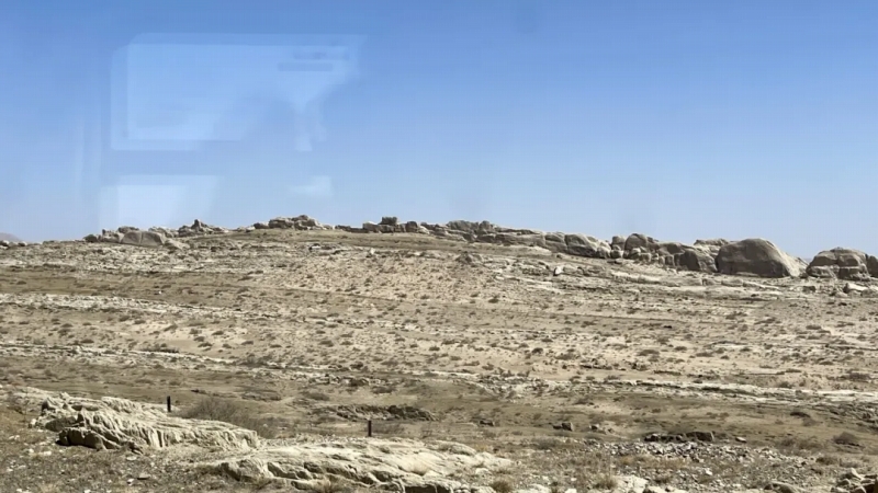 車窓から見える長城(萬里の長城)遺跡。