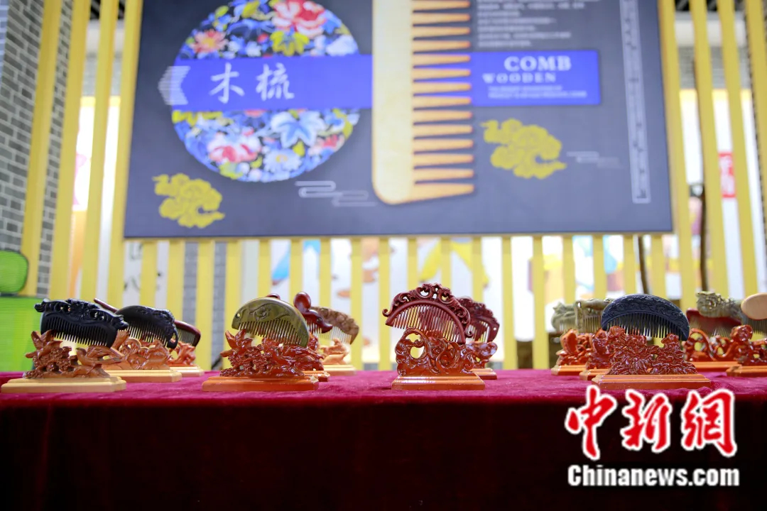 精巧な細工が施された東高楡村の木製の櫛（撮影?孫運亮）。