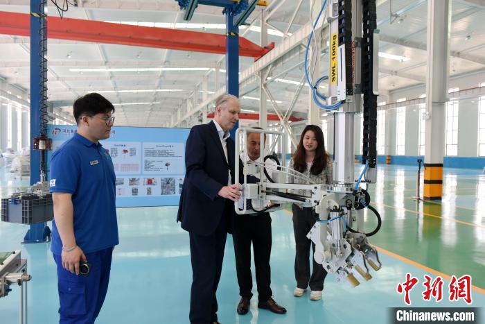 スマートロボットがBBQ…中國(guó)內(nèi)外の専門家が河北省でスマート製造を體験