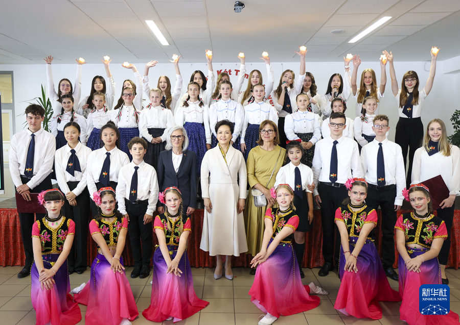 彭麗媛夫人がオルバーン首相夫人とハンガリー語?中國語バイリンガル學校を見學