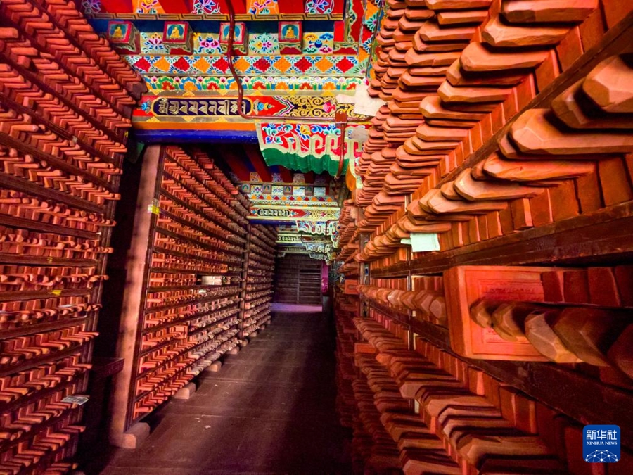 四川省甘孜蔵（カンゼ?チベット）族自治州徳格県で撮影された徳格印経院院蔵雕版（2021年10月3日撮影）。撮影?沈伯韓