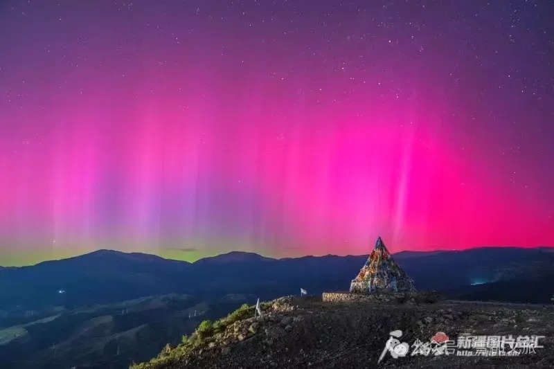 5月11日早朝、阿勒泰市の上空を彩るオーロラ（撮影：葉斯江·別克木拉提）。