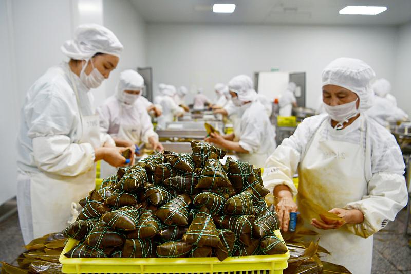端午の節(jié)句、ちまき作りに追われる食品企業(yè)　湖北省宜昌