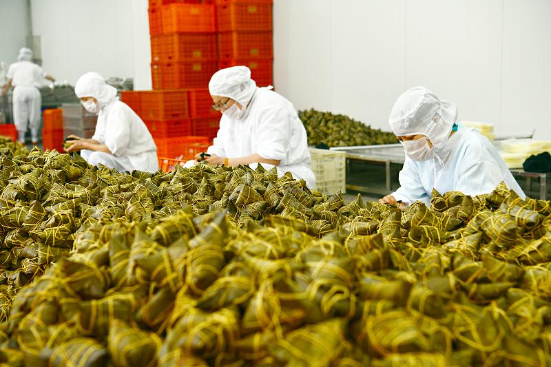 端午の節(jié)句、ちまき作りに追われる食品企業(yè)　湖北省宜昌