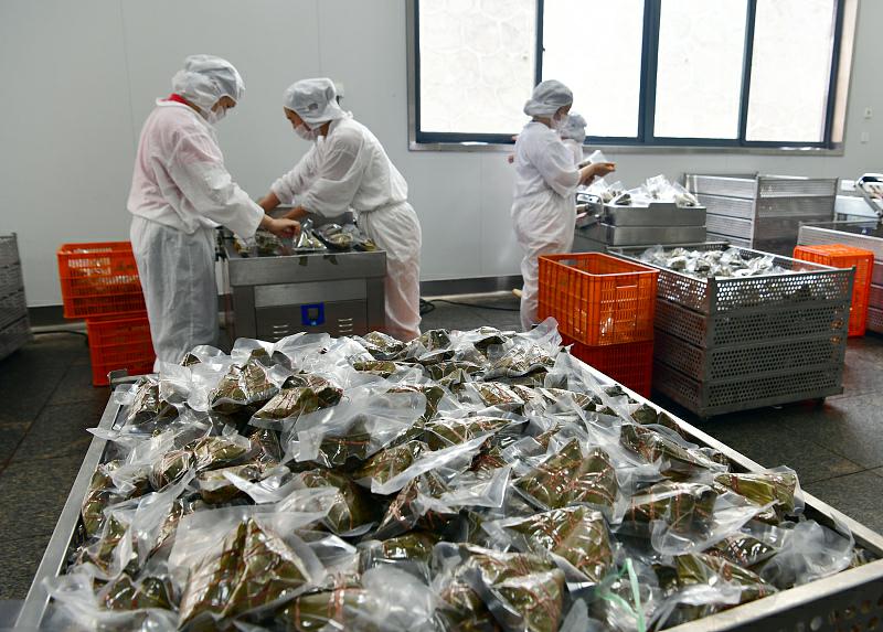 端午の節(jié)句、ちまき作りに追われる食品企業(yè)　湖北省宜昌