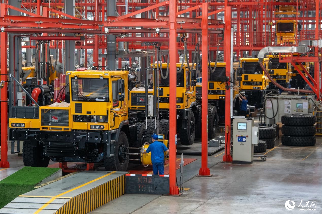 黃色いダンプが新たな鉱山輸送を切り開く　海外注文が激増