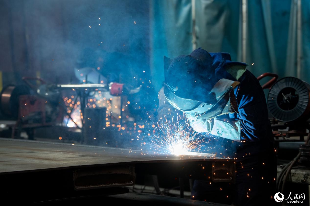 黃色いダンプが新たな鉱山輸送を切り開く　海外注文が激増