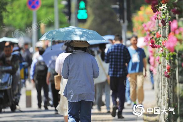 北京は強い日差しが照りつけ、すでに夏ムード。撮影?王暁