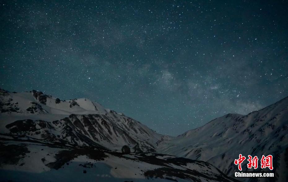 純白の雪で銀色に輝く崗什卡雪峰　青海省