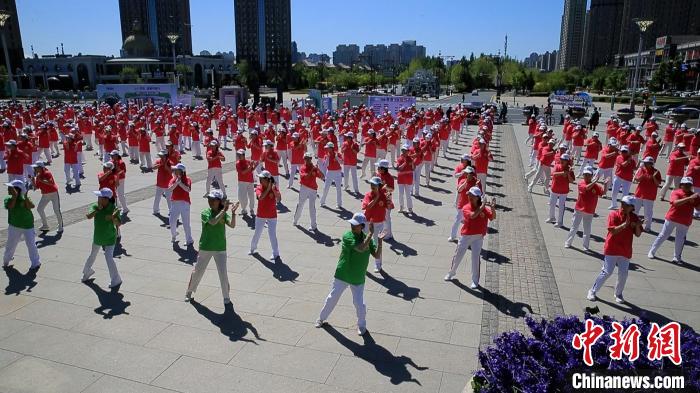 広場(chǎng)で踴る選手たち。撮影?于琨