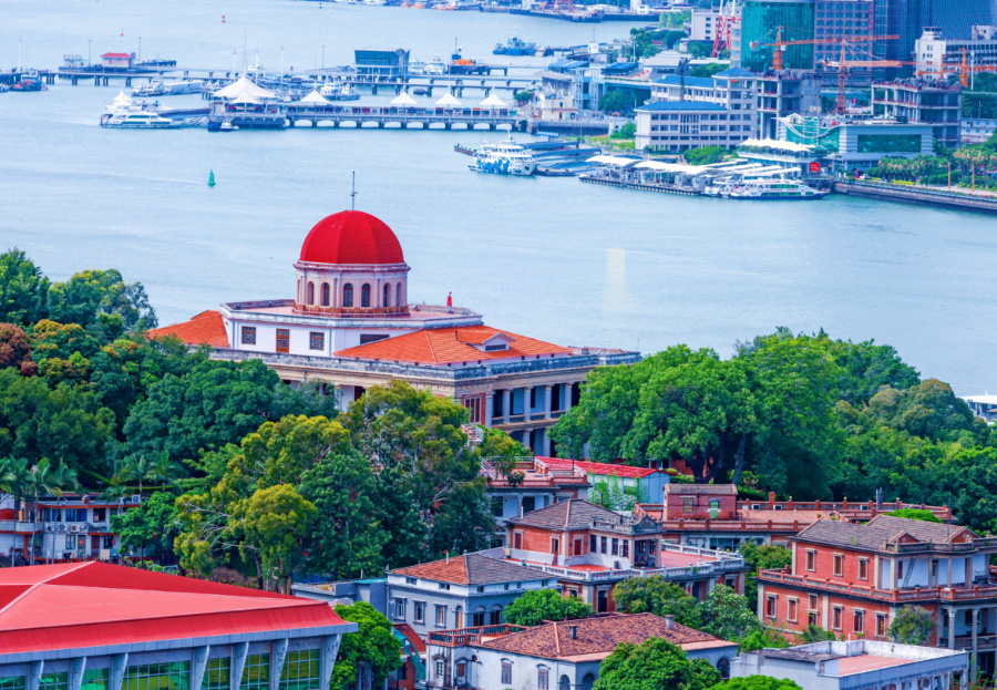 鼓浪嶼は「萬國建築博物館」と稱えられる。全國重點文化財保護施設(shè)である八卦樓は、鼓浪嶼世界文化遺産の中心的要素の一つ。（撮影?楊勁堅）