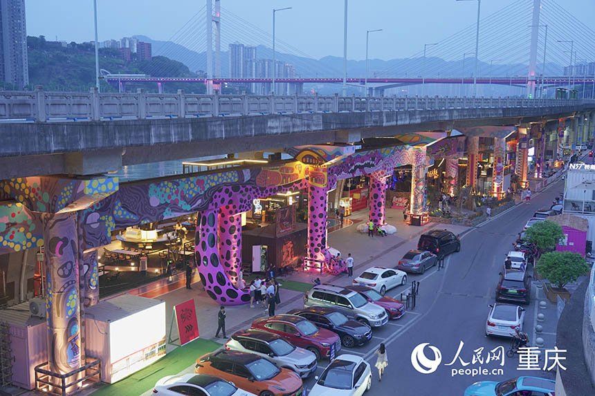 高架下スペースが新たな都市スポットに変身　重慶