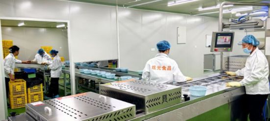 「凍眠ライチ」の冷凍作業(yè)ライン。（畫像提供は取材先）