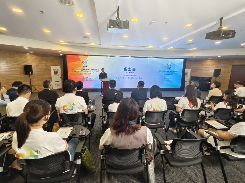 5月23日、中日韓Z世代メディア訪問學(xué)習(xí)キャンプのオープニングセレモニーで挨拶する人民日報社の崔士鑫副総編集長。撮影?楊俊峰
