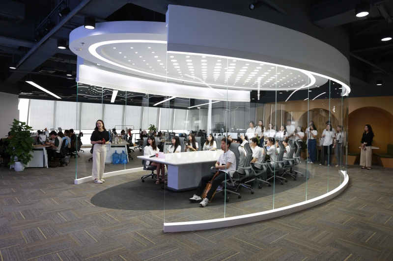 5月23日、人民日報社を見學(xué)する訪問學(xué)習(xí)キャンプのメンバーたち。撮影?楊俊峰