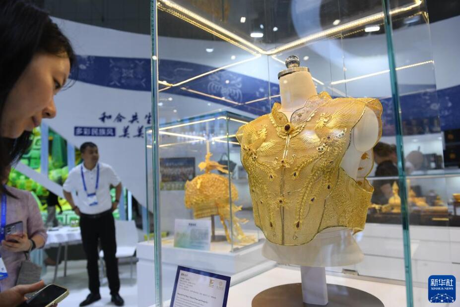 第20回文博會で展示された「竜鳳霞帔金衣」を見學(xué)する來場者（5月23日撮影?毛思倩）。