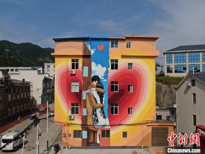 農(nóng)村観光をサポートする大型壁畫　湖北省