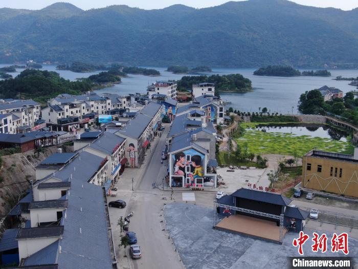 農村観光をサポートする大型壁畫　湖北省