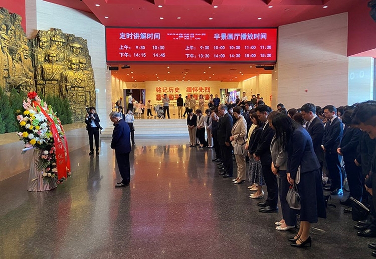 中國人民抗日戦爭記念館に獻花する原田稔創(chuàng)価學會會長と青年代表団 (寫真提供?中國人民抗日戦爭記念館）。