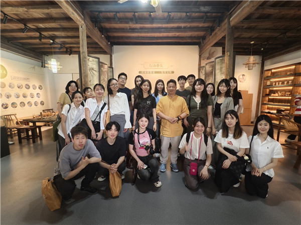 中日韓Z世代メディア訪問學(xué)習(xí)キャンプ參加者が浙江省の村を見學(xué)