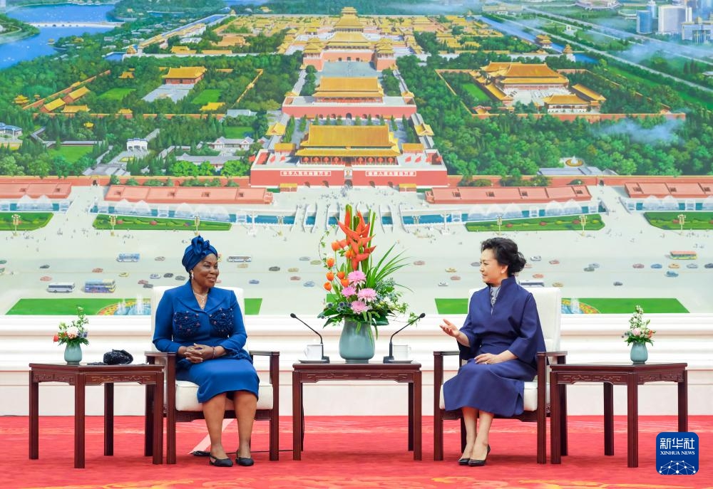 習近平國家主席の彭麗媛夫人は28日午後、國賓として中國を訪問した赤道ギニア共和國のオビアン?ンゲマ大統(tǒng)領のコンスタンシア夫人と北京で茶話會を行った（丁林撮影）