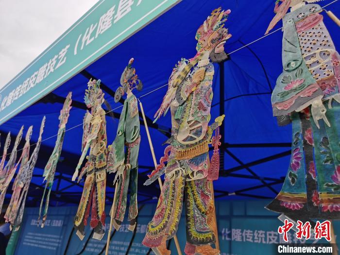 無(wú)形文化遺産継承者が伝統(tǒng)的な河湟文化の手工蕓技術(shù)を披露　青海省