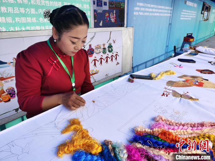 無形文化遺産継承者が伝統(tǒng)的な河湟文化の手工蕓技術を披露　青海省