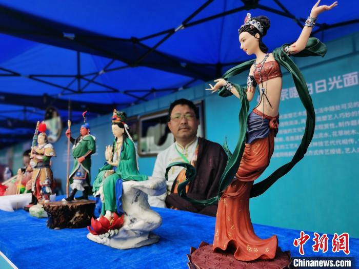 無(wú)形文化遺産継承者が伝統(tǒng)的な河湟文化の手工蕓技術(shù)を披露　青海省