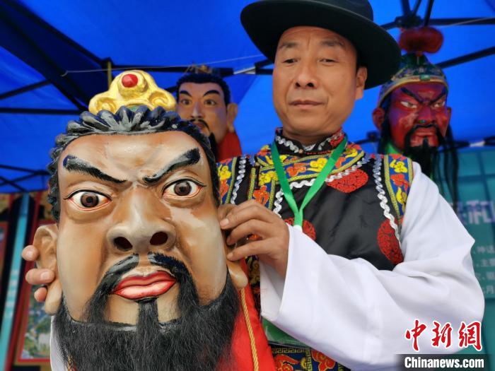 無(wú)形文化遺産継承者が伝統(tǒng)的な河湟文化の手工蕓技術(shù)を披露　青海省