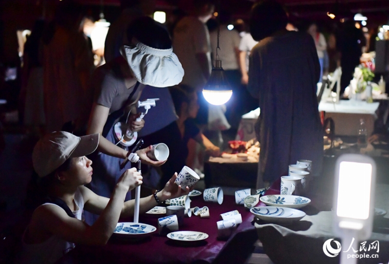 5月26日、景徳鎮(zhèn)陶渓川クリエイティブマーケットで、オンラインで商品をPRする出店者。撮影：時雨