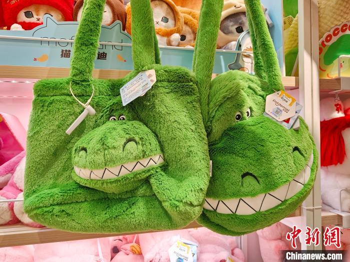 5月25日、済南市の芙蓉街にある文化クリエイティブグッズショップに並ぶ「ブサかわいい」カバン（撮影?王採怡）。