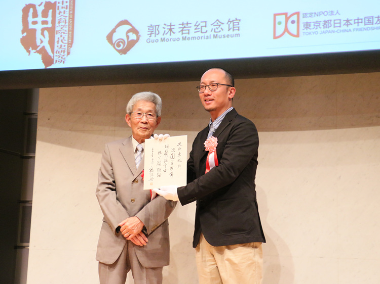 郭沫若が坂田昌一に送った揮毫作品を郭沫若紀(jì)念館に寄贈する坂田昌一氏の息子?坂田文彥氏（寫真一番左、撮影?許可）。