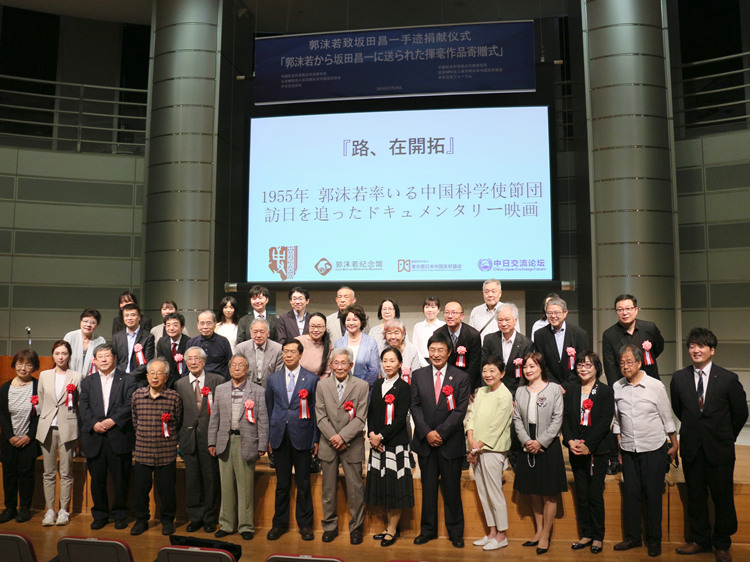 記念寫真を撮影する主催者とゲスト（撮影?許可）。