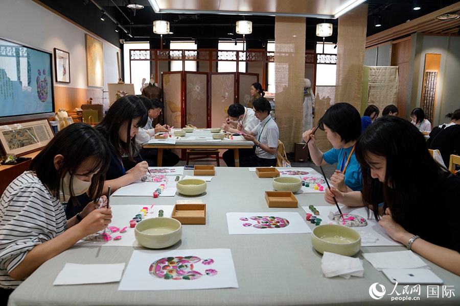 日本の創(chuàng)価學會青年代表団が中國伝統(tǒng)手工蕓を體験