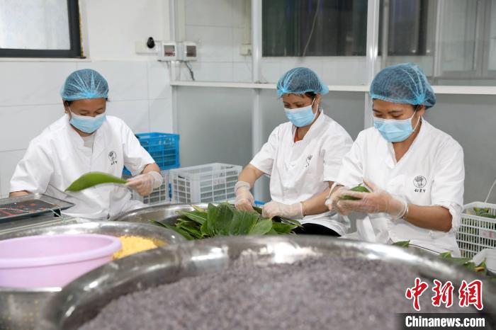 端午節(jié)控え、ちまき作りに追われるメーカー　広西?三江