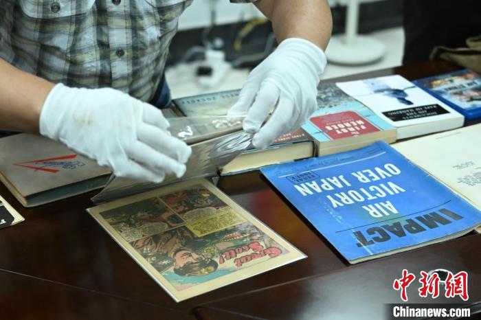 魯照寧氏が寄贈した文化財?史料（撮影?泱波）。