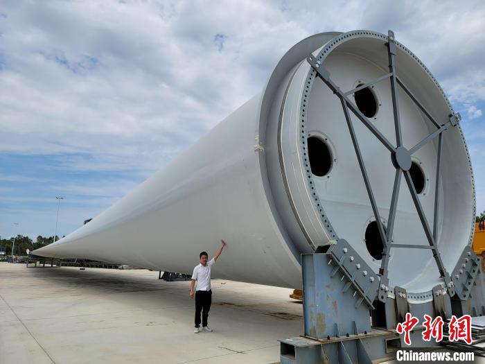 長(zhǎng)さ143メートルの洋上風(fēng)力発電機(jī)超大型ブレード（撮影?王暁斌）。