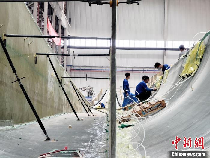 洋上風(fēng)力発電機(jī)ブレードを製造する作業(yè)員（撮影?王暁斌）。