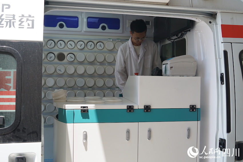 スマート中醫(yī)薬局を搭載した緊急対応車（撮影?郝師）。