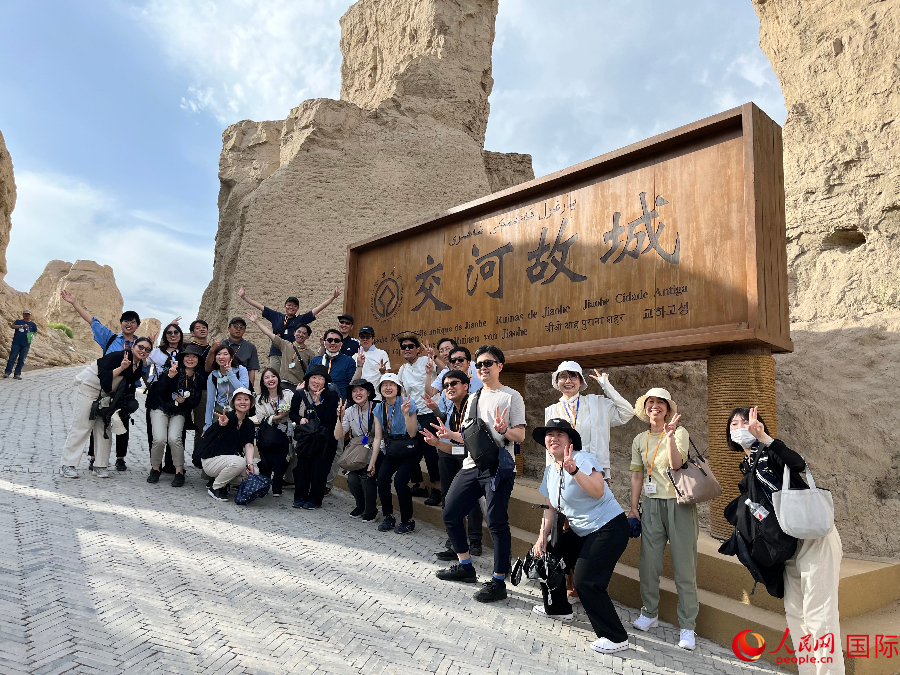 日本の創(chuàng)価學(xué)會青年代表団が新疆の「交河故城」を見學(xué)