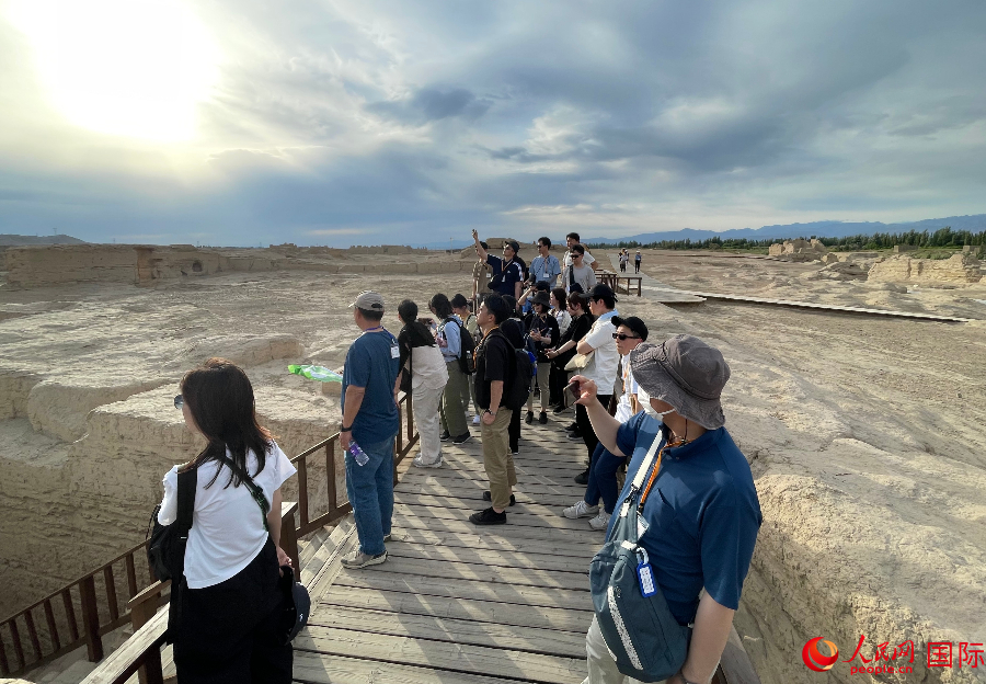 日本の創(chuàng)価學(xué)會(huì)青年代表団が新疆の「交河故城」を見(jiàn)學(xué)