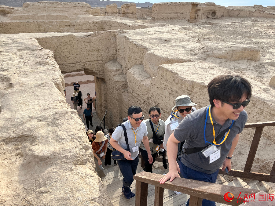 日本の創(chuàng)価學(xué)會青年代表団が新疆の「交河故城」を見學(xué)