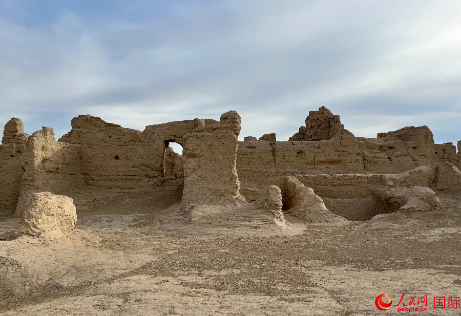 日本の創(chuàng)価學(xué)會(huì)青年代表団が新疆の「交河故城」を見學(xué)