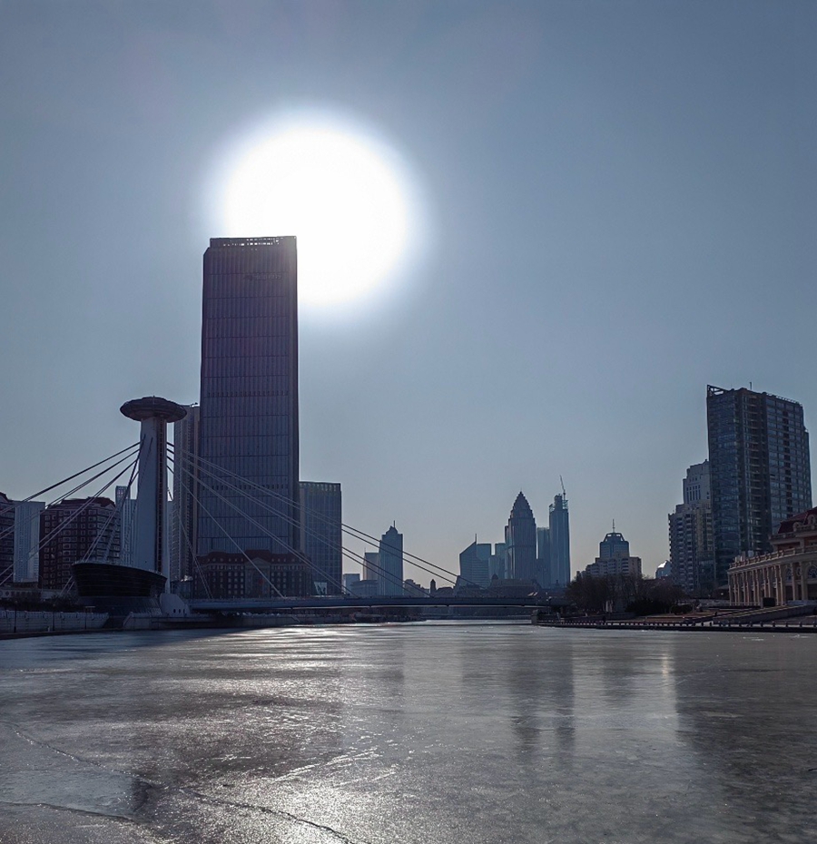 凍結(jié)した海河と太陽(yáng)