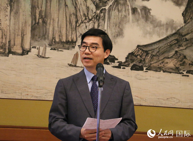 あいさつする施公使。（撮影?許可）