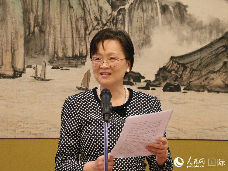 あいさつする丁夫人。（撮影?許可）