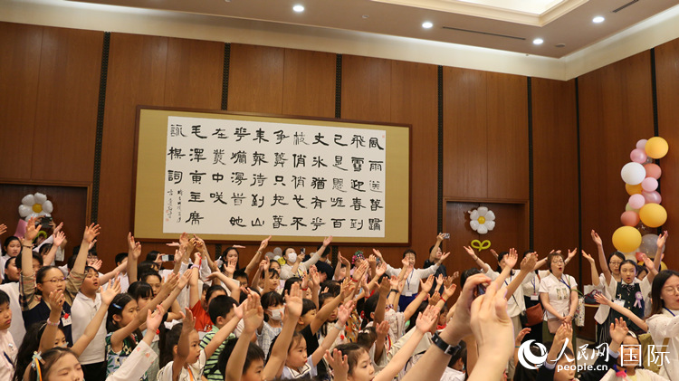 子どもたちによる「明日はもっと良くなる」の合唱。（撮影?許可）