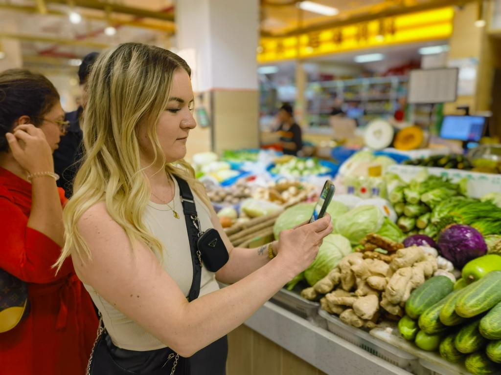 上海広元マーケットで寫真を撮影する外國人観光客（5月29日撮影?陳愛平）。