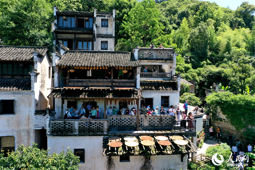 篁嶺村の「徽派建築」の民家から寫真を撮影する観光客（撮影?時雨）。